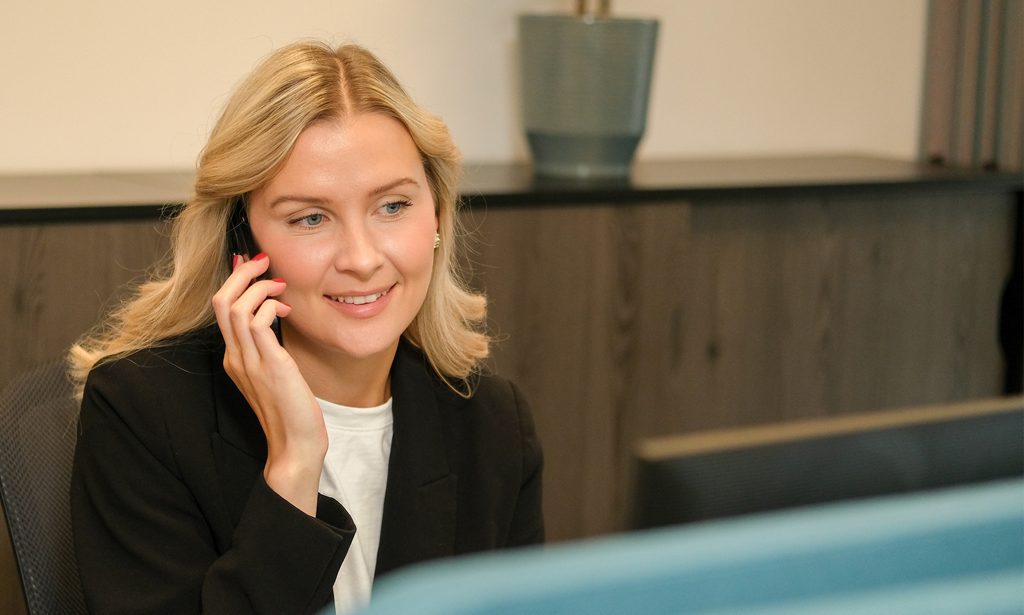Rådgivare pratar med kund i telefon